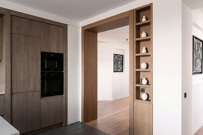 Откосы и встроенный стеллаж из дуба (1). Работы компании РСК Интерьер.